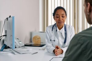 Ginecologista conversando com paciente sobre a escolha do método contraceptivo em consultório