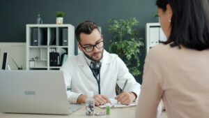 Médico conversando com paciente durante consulta sobre exame preventivo ginecológico