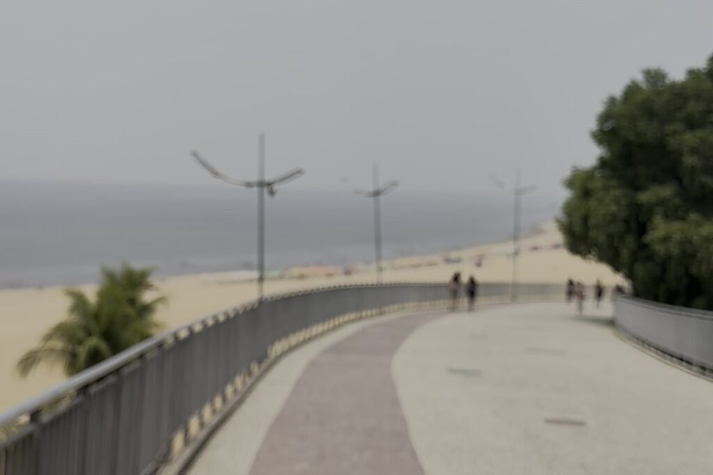 Calçadão e praia da Ponta Negra, em Manaus, encobertos pela fumaça em 17 de outubro de 2026